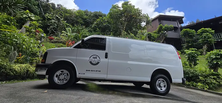 The Just-In-Time Handyman service van on a Honolulu street.